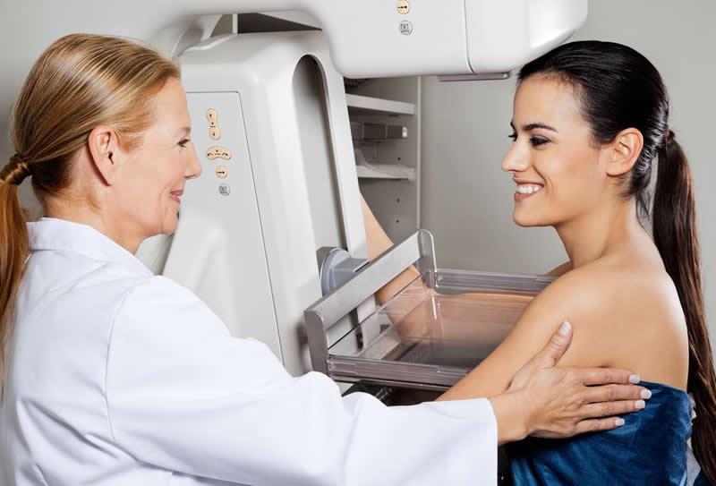 Como funciona a mamografia com prótese de silicone